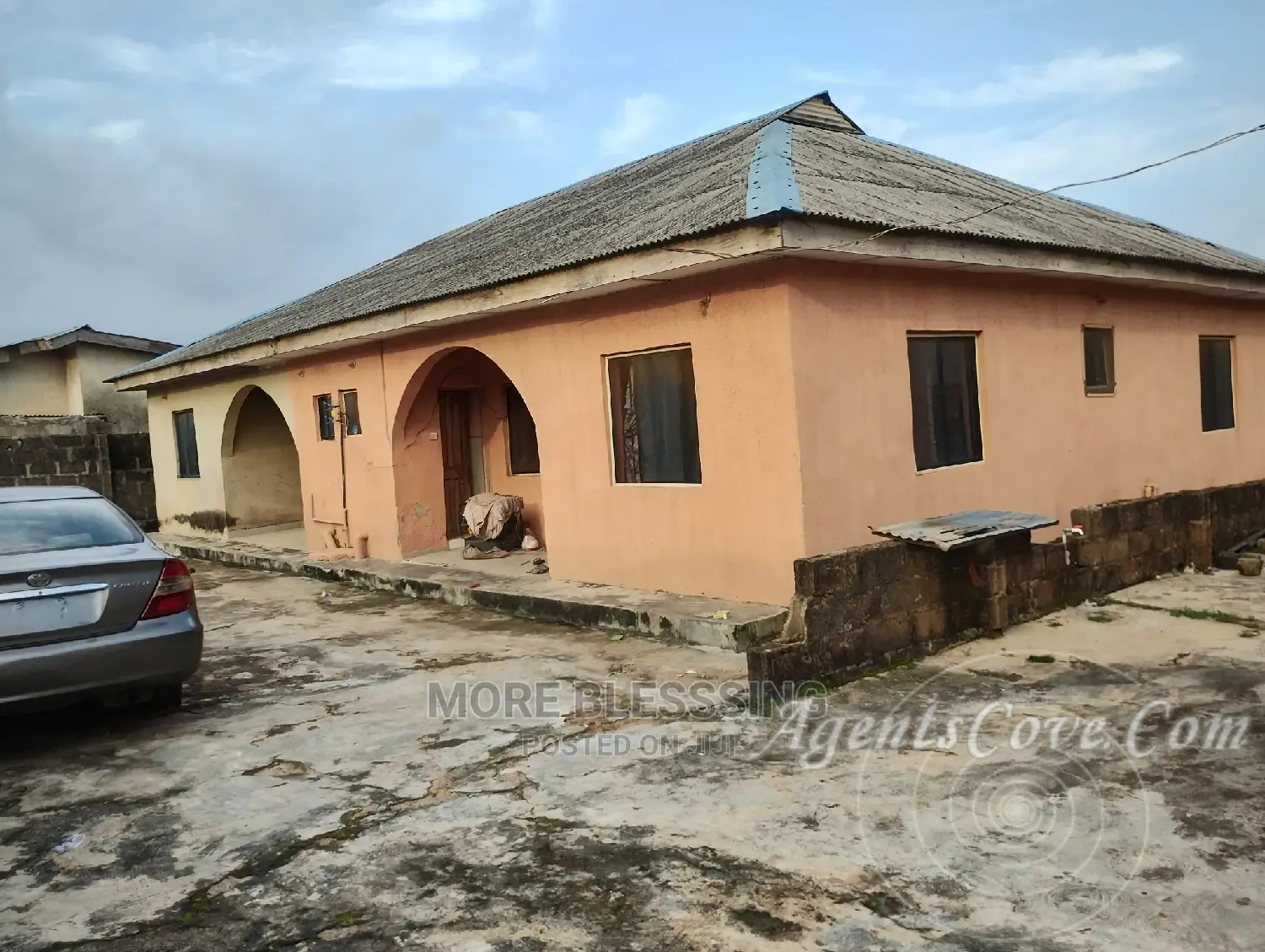 8bdrm Block Of Flats In White House, Abule Egba For Sale